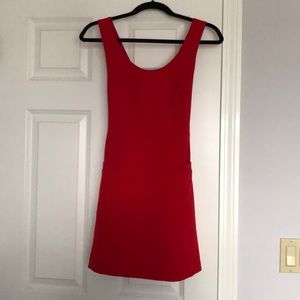 Open, cross-back dress with two front pockets